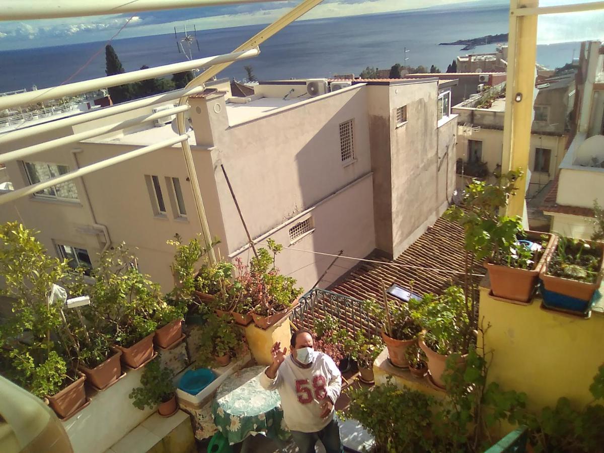 Room In Guest Room - Single Room With Shared Bathroom Taormina Exteriör bild