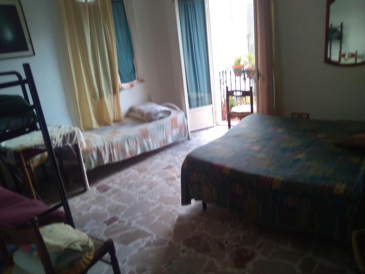 Room In Guest Room - Single Room With Shared Bathroom Taormina Exteriör bild